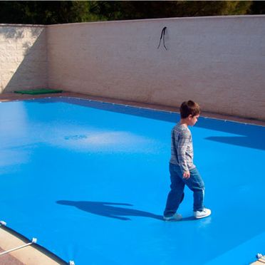 Tolder-Persicor niño subido en cubierta de piscina